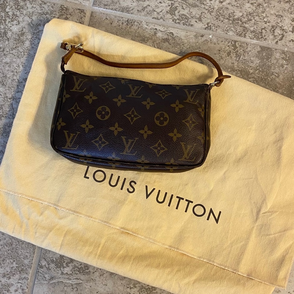 LV pochette